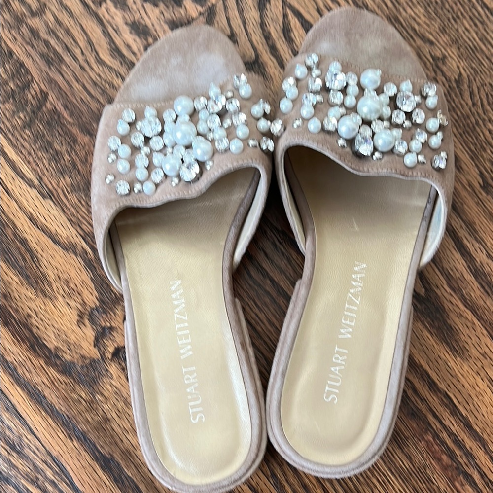 Stuart Weitzman Le Chateau
Beige Embellished Mules